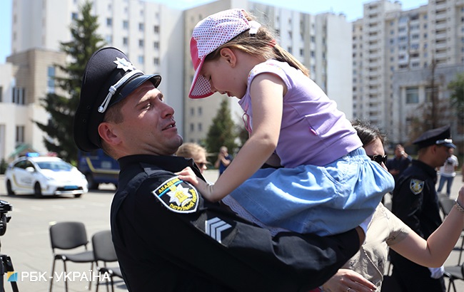 &quot;Стальная дисциплина&quot;: фоторепортаж с первого выпуска Академии патрульной полиции в Киеве